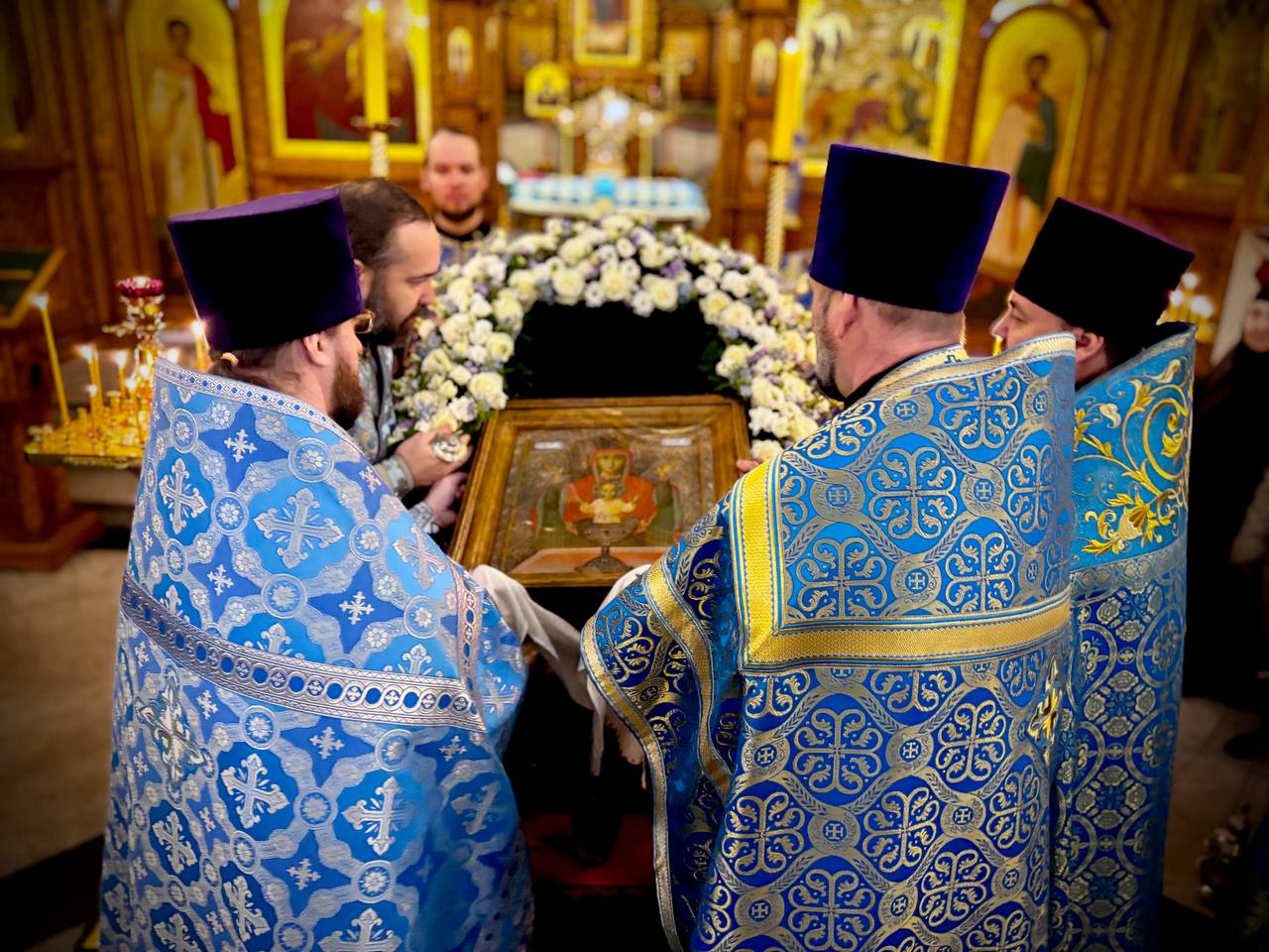 Сегодня в Люберцы был принесён святой список иконы Божией Матери «Неупиваемая Чаша» из Владычнего монастыря Серпухова Сегодня в Люберцы был принесён святой список иконы Божией Матери «Неупиваемая Чаша» из Владычнего монастыря Серпухова