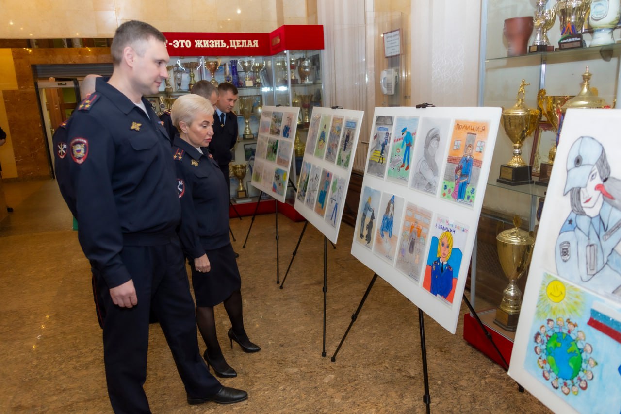 В подмосковном Главке МВД России в преддверии Дня сотрудника органов внутренних дел Российской Федерации состоялось открытие выставки детских рисунков