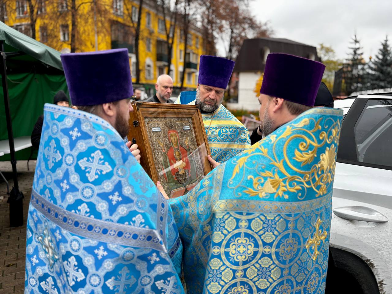 Сегодня в Люберцы был принесён святой список иконы Божией Матери «Неупиваемая Чаша» из Владычнего монастыря Серпухова Сегодня в Люберцы был принесён святой список иконы Божией Матери «Неупиваемая Чаша» из Владычнего монастыря Серпухова