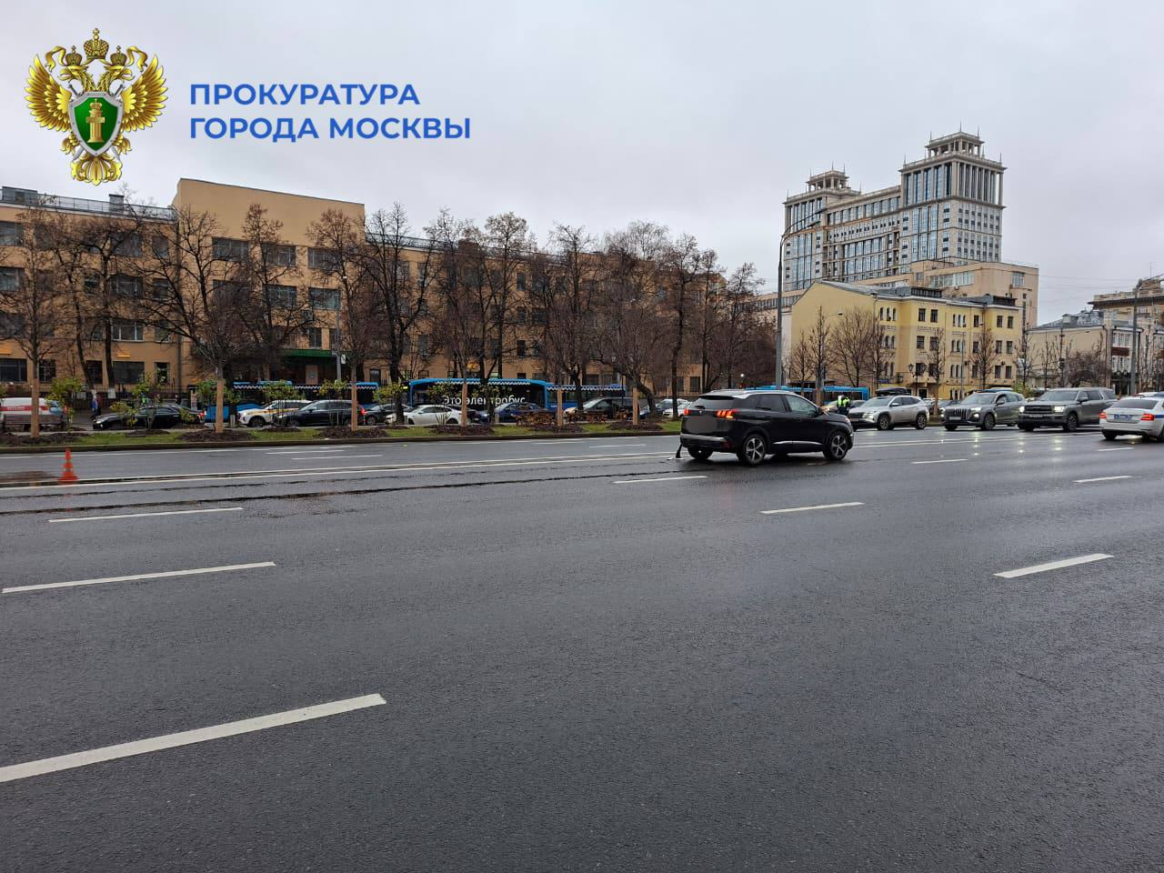 На Ленинградском проспекте водитель Peugeot сбил инвалида-колясочника На Ленинградском проспекте водитель Peugeot сбил инвалида-колясочника