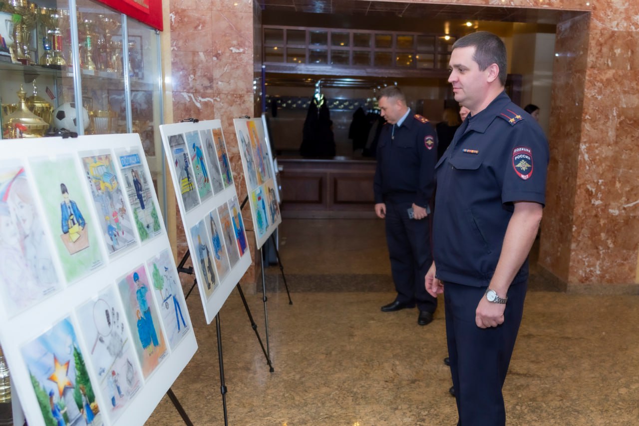 В подмосковном Главке МВД России в преддверии Дня сотрудника органов внутренних дел Российской Федерации состоялось открытие выставки детских рисунков В подмосковном Главке МВД России в преддверии Дня сотрудника органов внутренних дел Российской Федерации состоялось открытие выставки детских рисунков