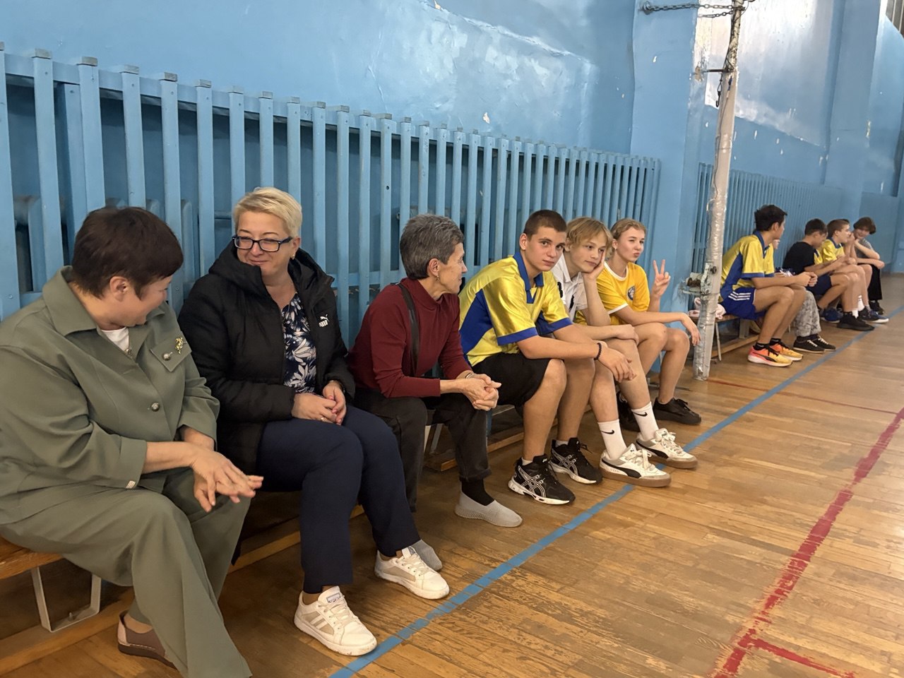 Вот так мы завершаем четверг! Учителя МБОУ СОШ № 8 бросили вызов ученикам в баскетбольном матче! Вот так мы завершаем четверг! Учителя МБОУ СОШ № 8 бросили вызов ученикам в баскетбольном матче!