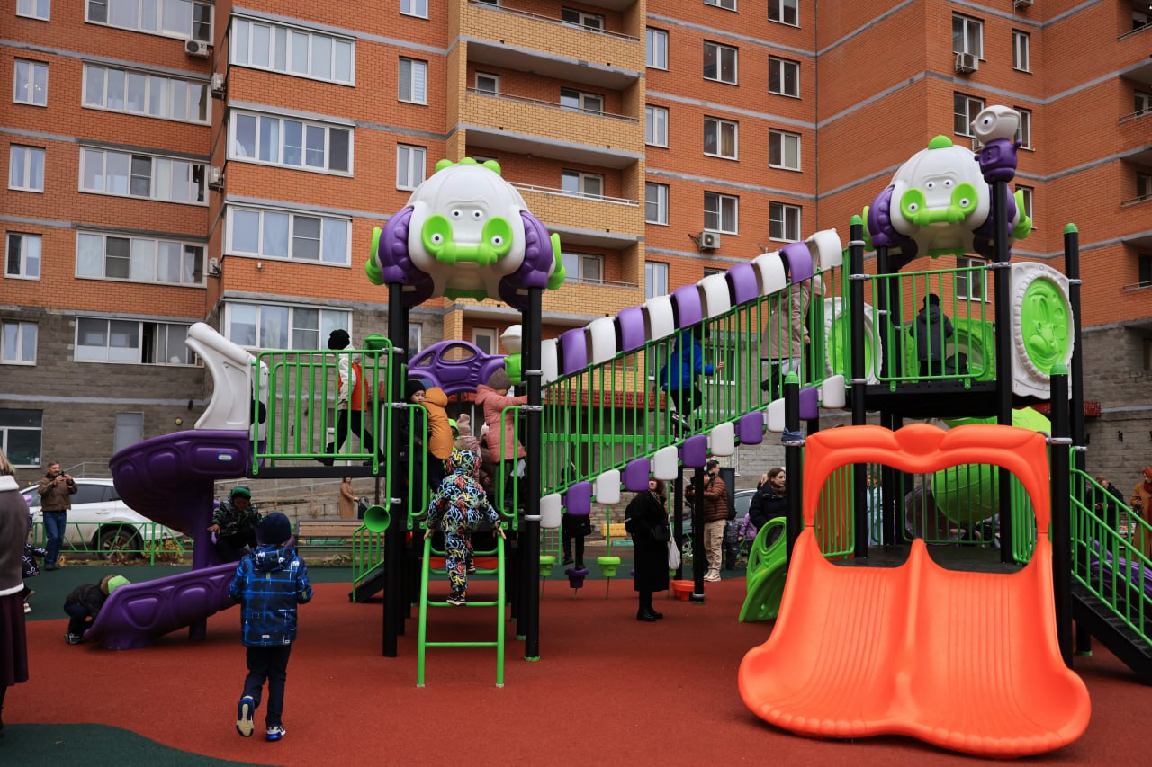 Игорь Трифонов: Сегодня вместе с жителями оценили новый детский игровой комплекс на улице Декабристов, который установили на месте старой площадки совместно с благотворительным фондом «Форпост помощи» Игорь Трифонов: Сегодня вместе с жителями оценили новый детский игровой комплекс на улице Декабристов, который установили на месте старой площадки совместно с благотворительным фондом «Форпост помощи»