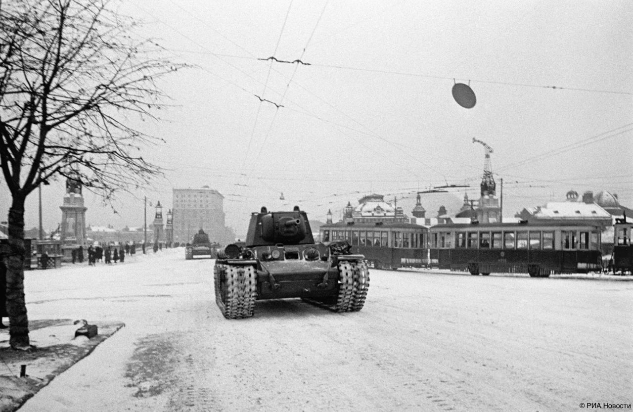 7 ноября 1941 года в Москве состоялся военный парад – прямо с Красной площади бойцы сразу отправлялись на фронт 7 ноября 1941 года в Москве состоялся военный парад – прямо с Красной площади бойцы сразу отправлялись на фронт
