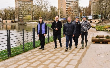 Председатель Совета депутатов округа Пушкинский Артём Садула проверил, как продвигается благоустройство Травинского озера