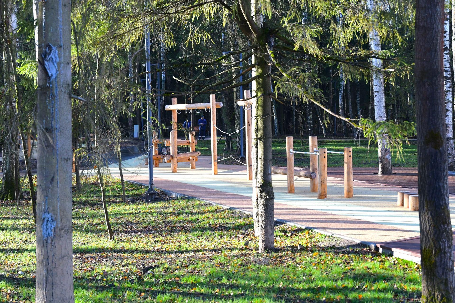 В Некрасовском открыли современный сквер для отдыха и спорта В Некрасовском открыли современный сквер для отдыха и спорта