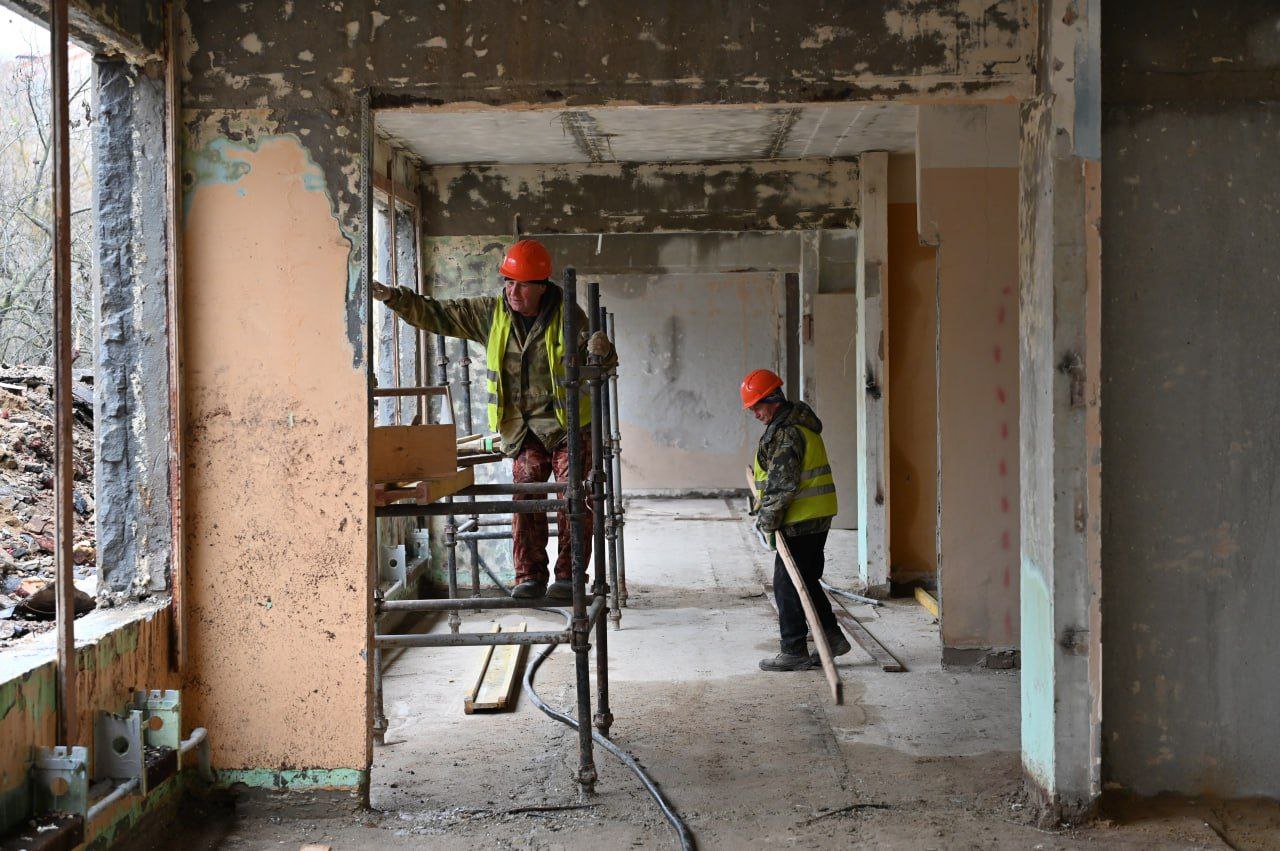 Вместе с депутатом окружного Совета Павлом Гущиным оценил начальные этапы капитального ремонта образовательных учреждений Вместе с депутатом окружного Совета Павлом Гущиным оценил начальные этапы капитального ремонта образовательных учреждений