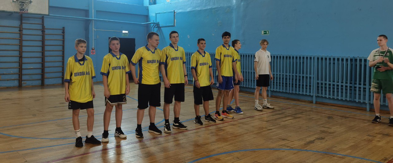 Вот так мы завершаем четверг! Учителя МБОУ СОШ № 8 бросили вызов ученикам в баскетбольном матче! Вот так мы завершаем четверг! Учителя МБОУ СОШ № 8 бросили вызов ученикам в баскетбольном матче!