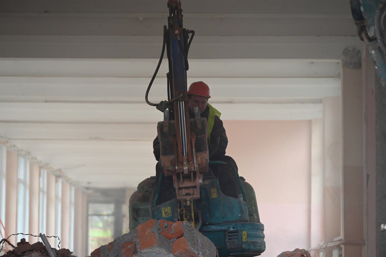 Вместе с депутатом окружного Совета Павлом Гущиным оценил начальные этапы капитального ремонта образовательных учреждений Вместе с депутатом окружного Совета Павлом Гущиным оценил начальные этапы капитального ремонта образовательных учреждений