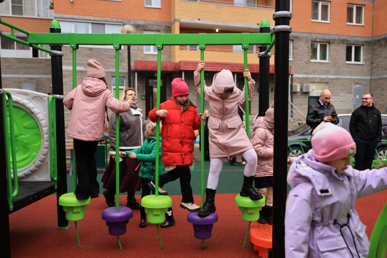 Игорь Трифонов: Сегодня вместе с жителями оценили новый детский игровой комплекс на улице Декабристов, который установили на месте старой площадки совместно с благотворительным фондом «Форпост помощи» Игорь Трифонов: Сегодня вместе с жителями оценили новый детский игровой комплекс на улице Декабристов, который установили на месте старой площадки совместно с благотворительным фондом «Форпост помощи»