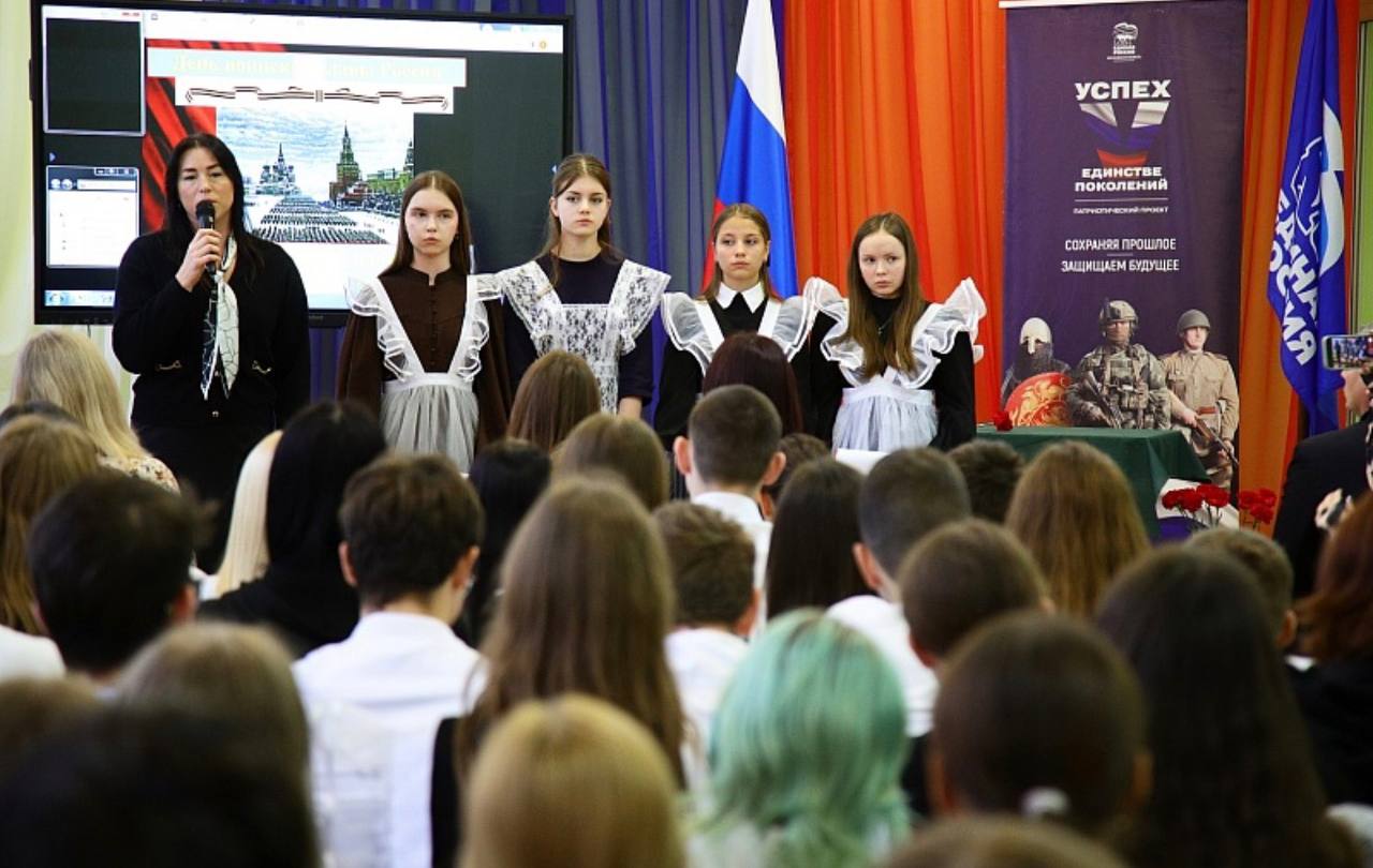 В МОУ «Лицей №6» (здание бывшей школы №5) установили парту Героя участнику специальной военной операции Антону Комиссарову В МОУ «Лицей №6» (здание бывшей школы №5) установили парту Героя участнику специальной военной операции Антону Комиссарову