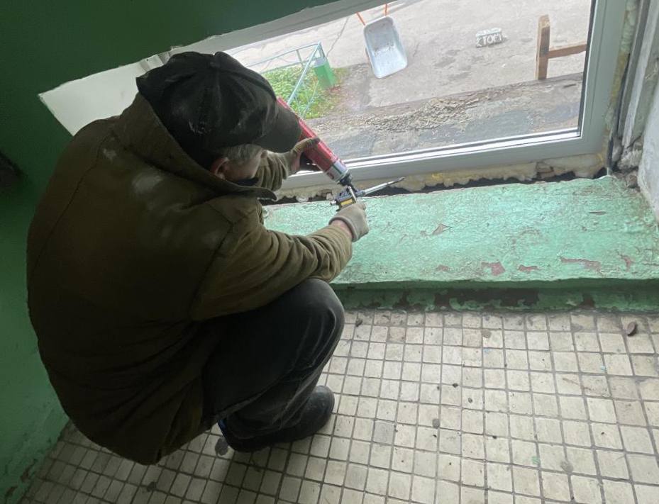 Обновление в доме!. Наш специалисты завершили работы по замене окна в подъезде Результат: Тепло: надежная защита от холода Обновление в доме!. Наш специалисты завершили работы по замене окна в подъезде Результат: Тепло: надежная защита от холода