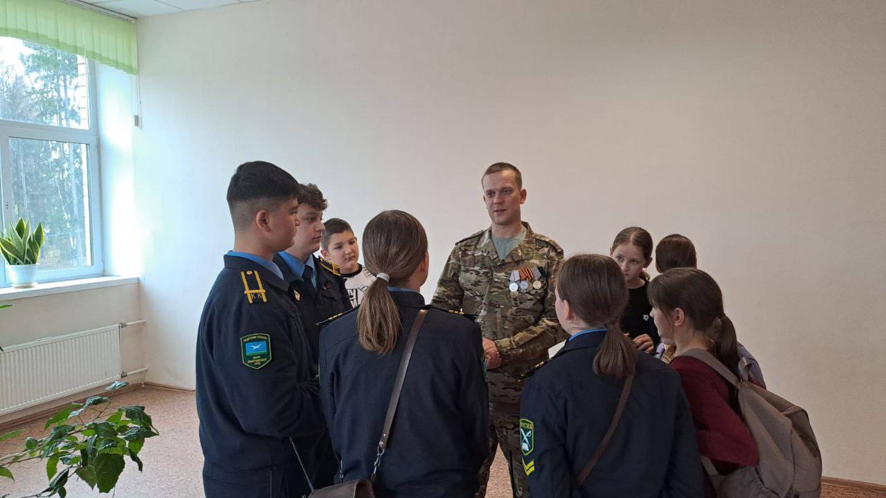 6 ноября в МБОУ Любучанской СОШ м.о. Чехов прошла встреча с бойцом (позывной "ТТ"), участником специальной военной операции 6 ноября в МБОУ Любучанской СОШ м.о. Чехов прошла встреча с бойцом (позывной "ТТ"), участником специальной военной операции