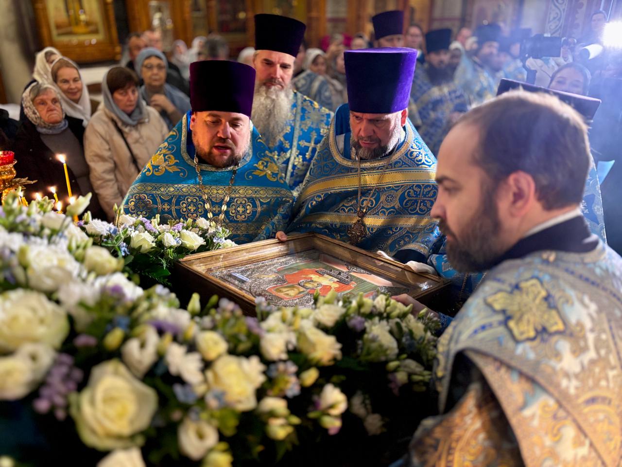 Сегодня в Люберцы был принесён святой список иконы Божией Матери «Неупиваемая Чаша» из Владычнего монастыря Серпухова Сегодня в Люберцы был принесён святой список иконы Божией Матери «Неупиваемая Чаша» из Владычнего монастыря Серпухова