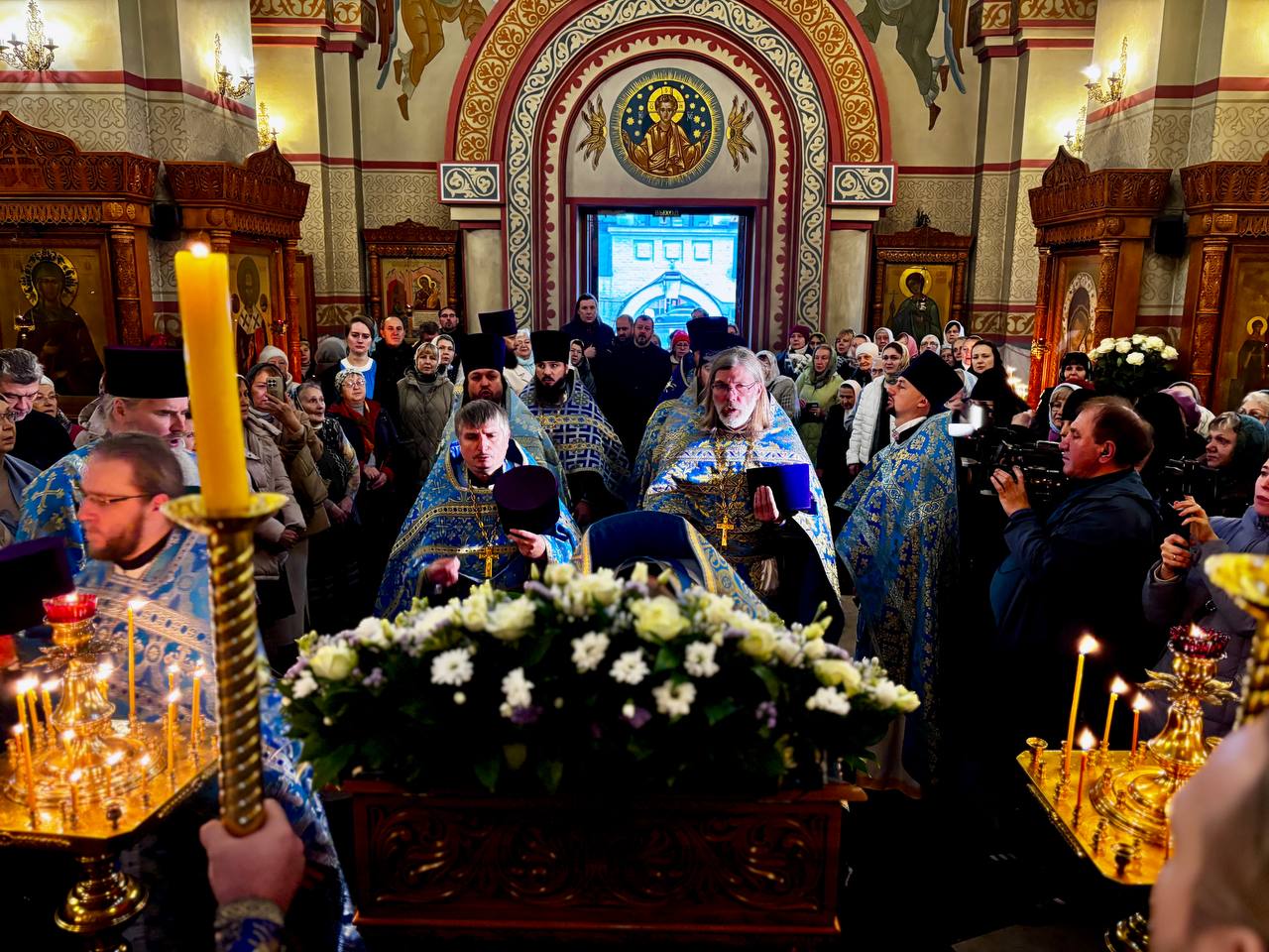 Сегодня в Люберцы был принесён святой список иконы Божией Матери «Неупиваемая Чаша» из Владычнего монастыря Серпухова Сегодня в Люберцы был принесён святой список иконы Божией Матери «Неупиваемая Чаша» из Владычнего монастыря Серпухова