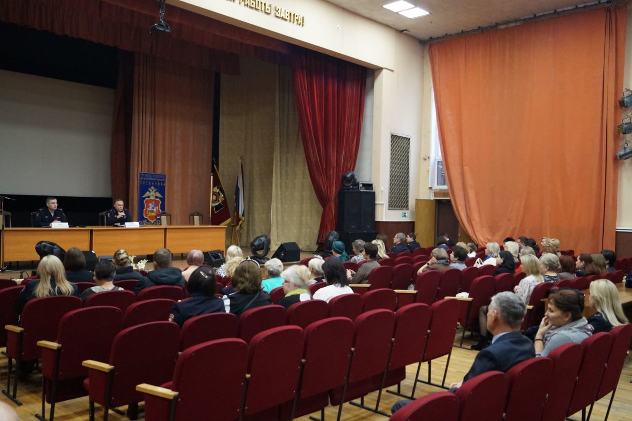 В ЦПП ГУ МВД России по Московской области (г. Видное-2) прошла встреча руководства подмосковного Главка МВД России с членами семей погибших сотрудников В ЦПП ГУ МВД России по Московской области (г. Видное-2) прошла встреча руководства подмосковного Главка МВД России с членами семей погибших сотрудников