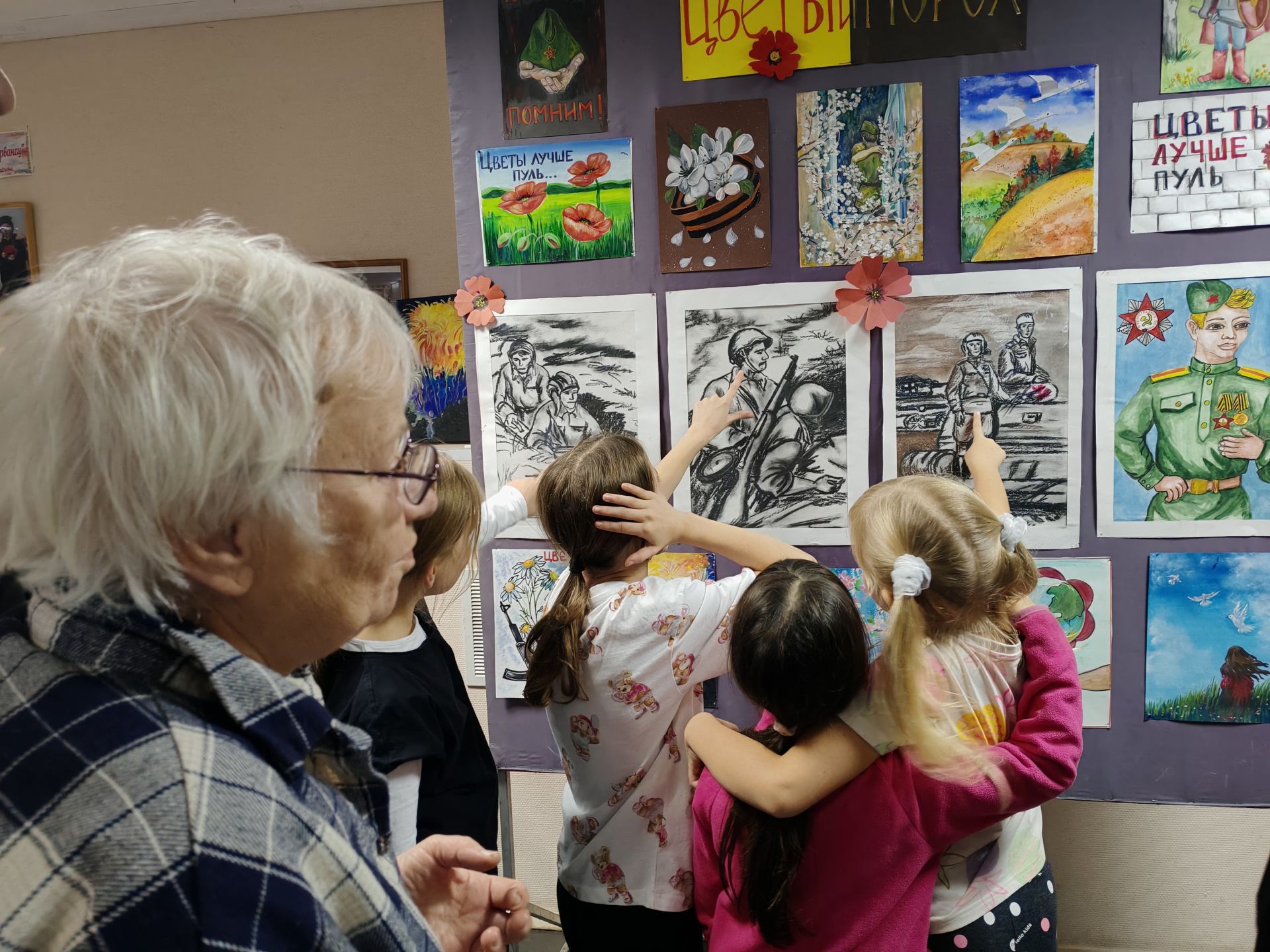 Наши новости. Выставка детских рисунков " Цветы и порох" прошла в с. Молоди м.о. Чехов Наши новости. Выставка детских рисунков " Цветы и порох" прошла в с. Молоди м.о. Чехов