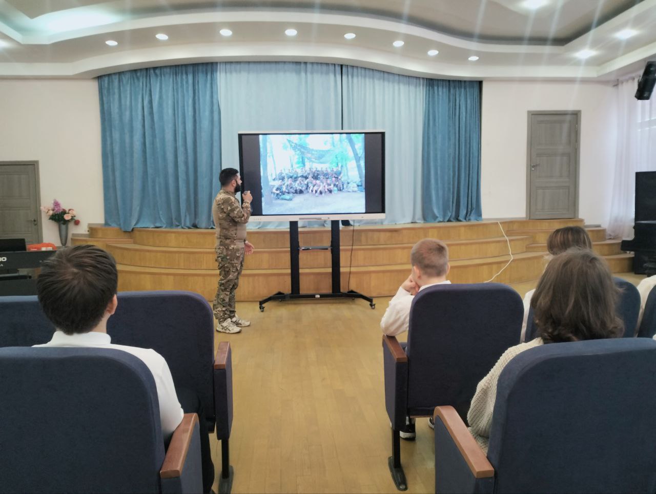 Сегодня в первой гимназии городского округа Балашиха член Ассоциации ветеранов СВО Руслан Фомин провёл урок мужества, посвящённый Дню памяти погибших при выполнении служебных обязанностей сотрудников органов внутренних дел... Сегодня в первой гимназии городского округа Балашиха член Ассоциации ветеранов СВО Руслан Фомин провёл урок мужества, посвящённый Дню памяти погибших при выполнении служебных обязанностей сотрудников органов внутренних дел...