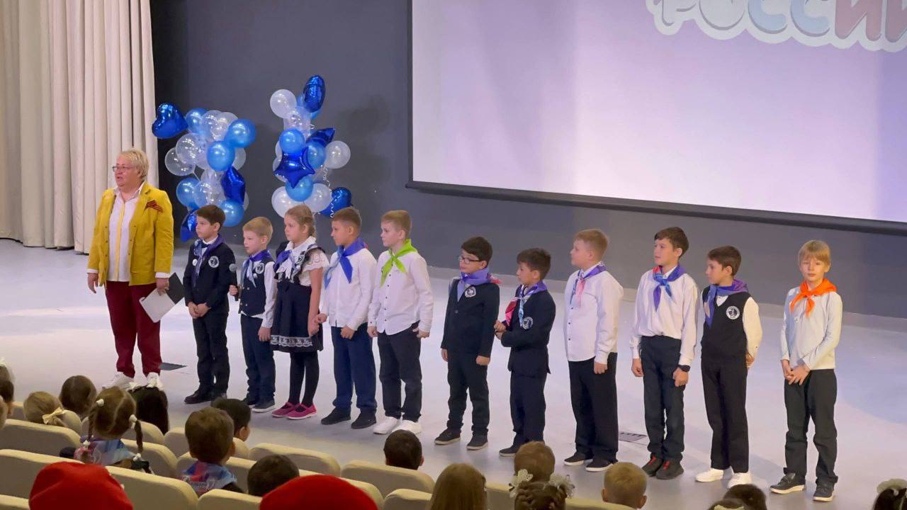 Более 300 учеников Ямской школы вступили в ряды движения «Орлята России» Более 300 учеников Ямской школы вступили в ряды движения «Орлята России»