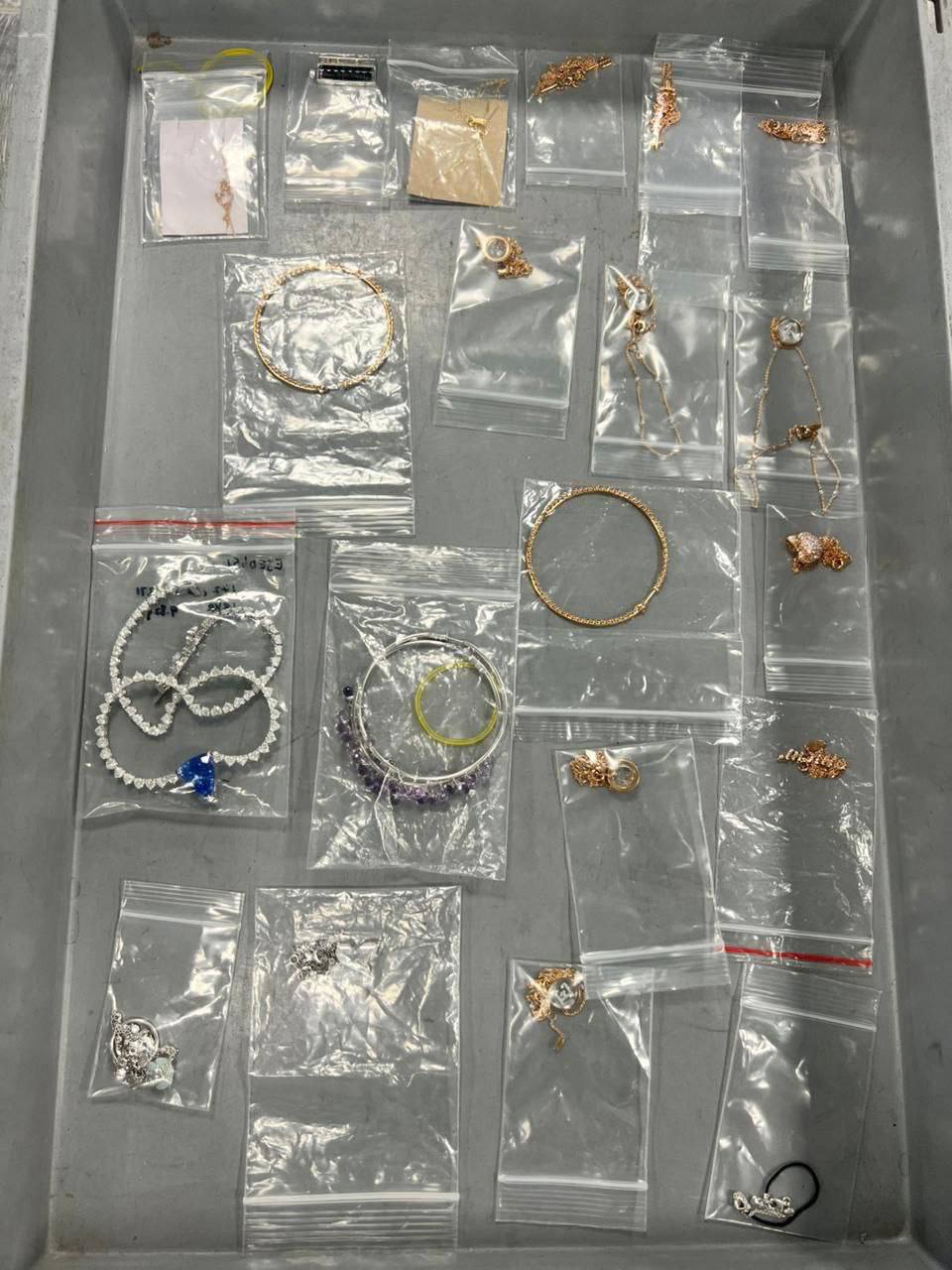 Домодедовские таможенники обнаружили незадекларированные ювелирные изделия стоимостью 11,2 млн рублей у россиянки, прибывшей из Дубая Домодедовские таможенники обнаружили незадекларированные ювелирные изделия стоимостью 11,2 млн рублей у россиянки, прибывшей из Дубая