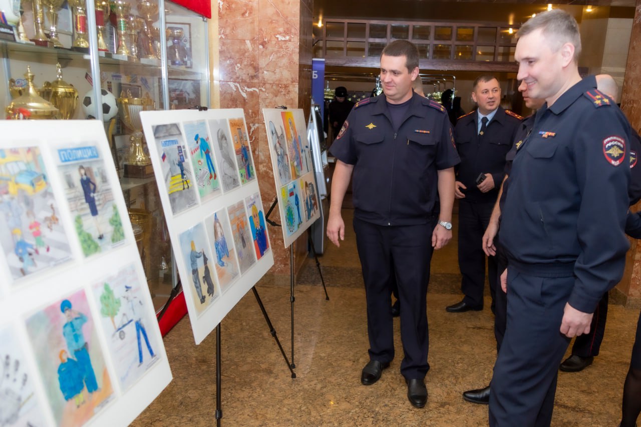 В подмосковном Главке МВД России в преддверии Дня сотрудника органов внутренних дел Российской Федерации состоялось открытие выставки детских рисунков В подмосковном Главке МВД России в преддверии Дня сотрудника органов внутренних дел Российской Федерации состоялось открытие выставки детских рисунков