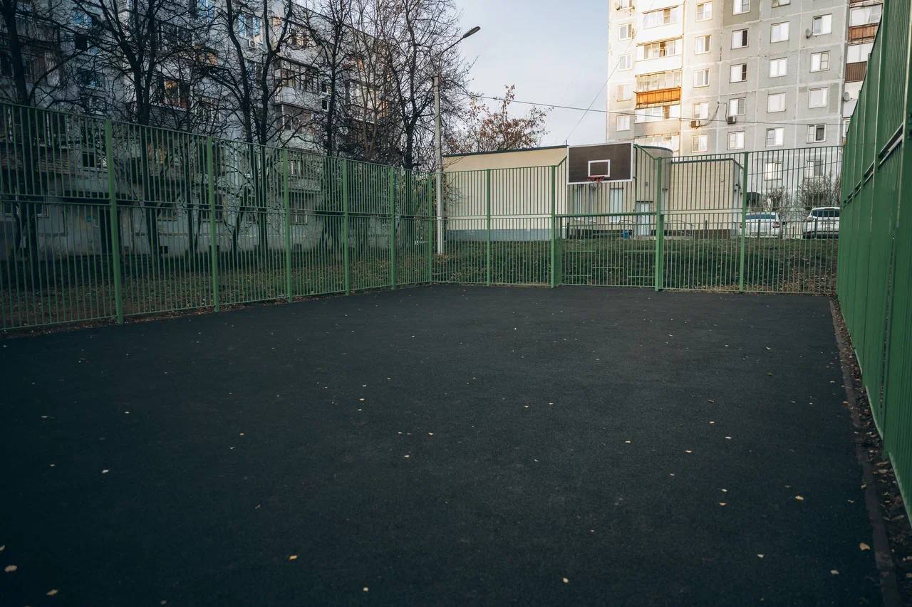 Андрей Булгаков: Вместе с участником СВО Евгением Бородулей и жителями проверили итоги комплексного благоустройства двора на проспекте 60 лет Октября, 2А и 2Б. Работы здесь полностью завершены — обновлённое пространство... Андрей Булгаков: Вместе с участником СВО Евгением Бородулей и жителями проверили итоги комплексного благоустройства двора на проспекте 60 лет Октября, 2А и 2Б. Работы здесь полностью завершены — обновлённое пространство...