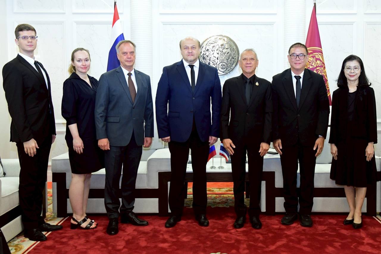 5 ноября 2025 года Чрезвычайный и Полномочный Посол Российской Федерации в Королевстве Таиланд Е.Ю.Томихин провёл встречу с заместителем Премьер-министра, Министром транспорта Таиланда П.Ратчакитпраканом