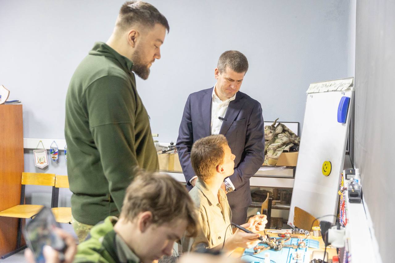 Руслан Заголовацкий: Высший пилотаж. Обучиться пилотированию квадрокоптеров теперь можно на базе военно-патриотического центра «Русичи» Орехово-Зуева Руслан Заголовацкий: Высший пилотаж. Обучиться пилотированию квадрокоптеров теперь можно на базе военно-патриотического центра «Русичи» Орехово-Зуева