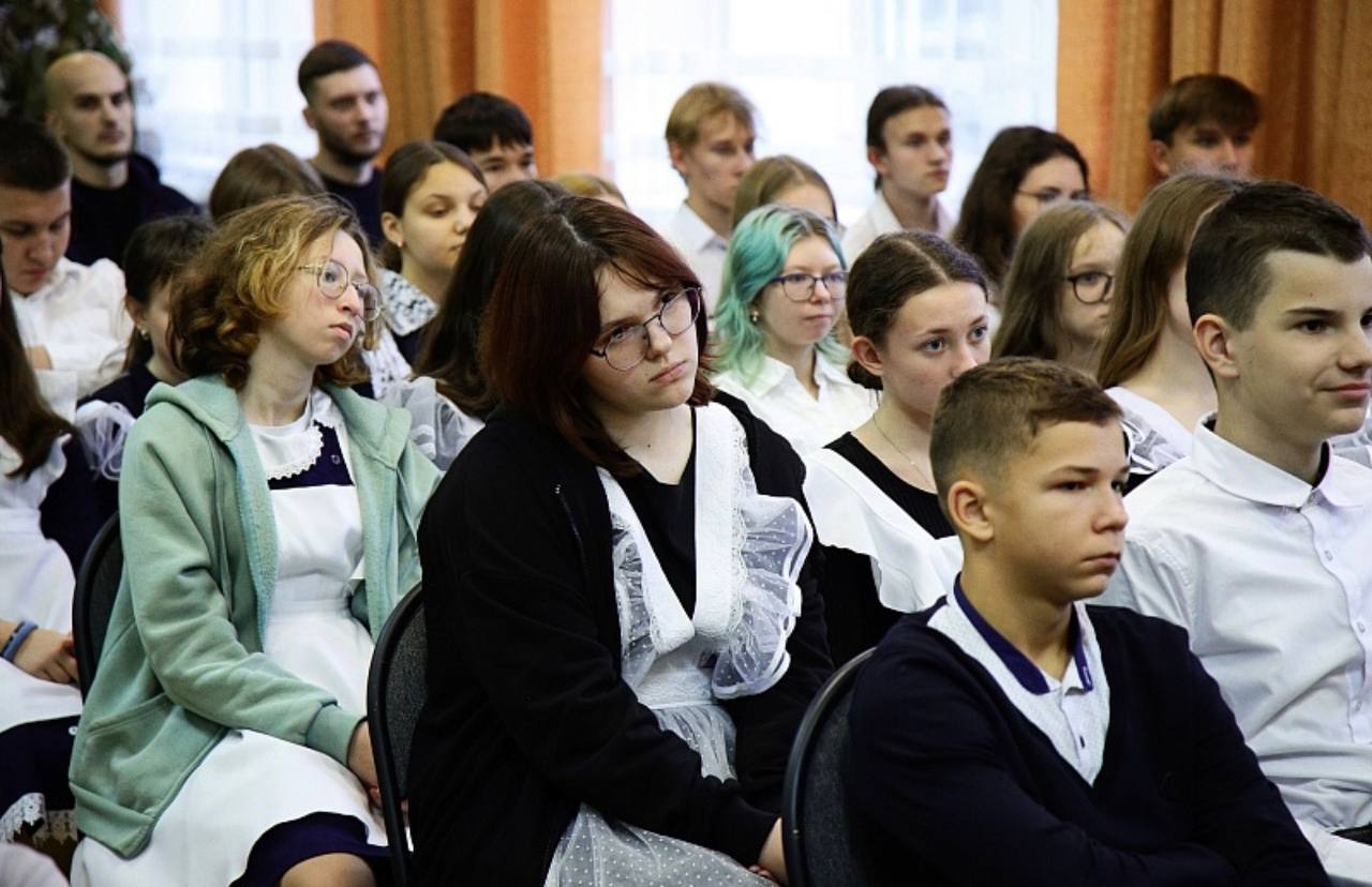 В МОУ «Лицей №6» (здание бывшей школы №5) установили парту Героя участнику специальной военной операции Антону Комиссарову В МОУ «Лицей №6» (здание бывшей школы №5) установили парту Героя участнику специальной военной операции Антону Комиссарову