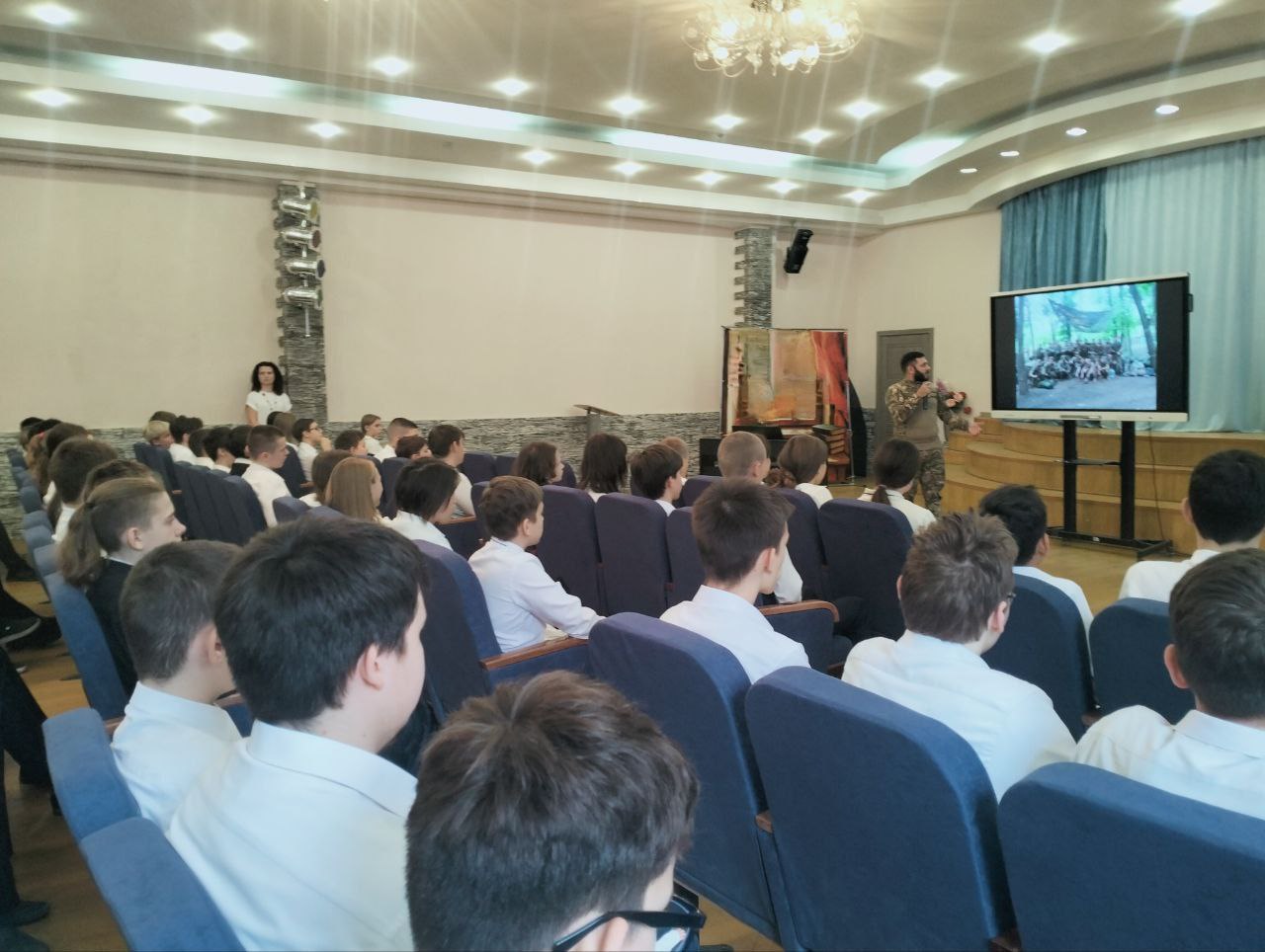 Сегодня в первой гимназии городского округа Балашиха член Ассоциации ветеранов СВО Руслан Фомин провёл урок мужества, посвящённый Дню памяти погибших при выполнении служебных обязанностей сотрудников органов внутренних дел... Сегодня в первой гимназии городского округа Балашиха член Ассоциации ветеранов СВО Руслан Фомин провёл урок мужества, посвящённый Дню памяти погибших при выполнении служебных обязанностей сотрудников органов внутренних дел...