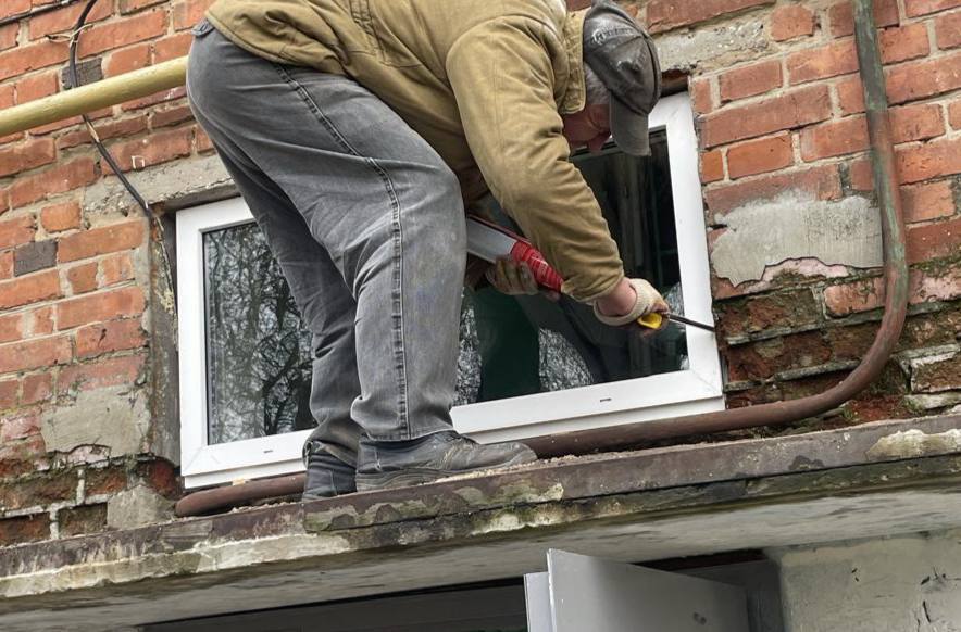 Обновление в доме!. Наш специалисты завершили работы по замене окна в подъезде Результат: Тепло: надежная защита от холода Обновление в доме!. Наш специалисты завершили работы по замене окна в подъезде Результат: Тепло: надежная защита от холода