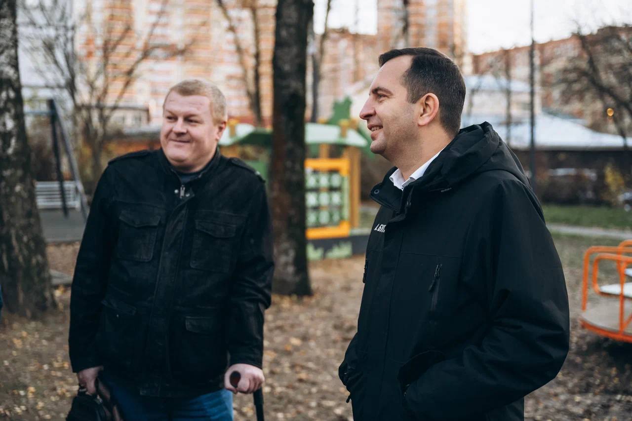 Андрей Булгаков: Вместе с участником СВО Евгением Бородулей и жителями проверили итоги комплексного благоустройства двора на проспекте 60 лет Октября, 2А и 2Б. Работы здесь полностью завершены — обновлённое пространство... Андрей Булгаков: Вместе с участником СВО Евгением Бородулей и жителями проверили итоги комплексного благоустройства двора на проспекте 60 лет Октября, 2А и 2Б. Работы здесь полностью завершены — обновлённое пространство...