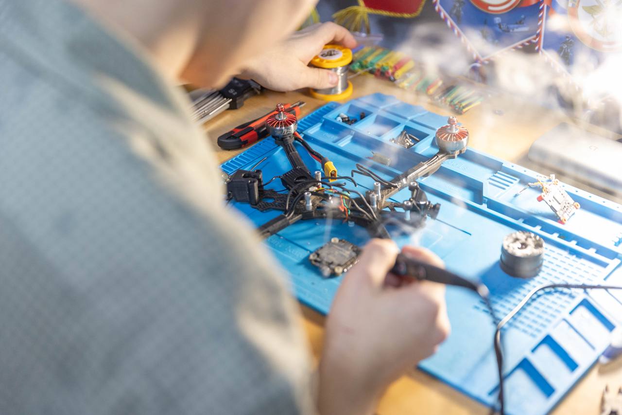 Руслан Заголовацкий: Высший пилотаж. Обучиться пилотированию квадрокоптеров теперь можно на базе военно-патриотического центра «Русичи» Орехово-Зуева Руслан Заголовацкий: Высший пилотаж. Обучиться пилотированию квадрокоптеров теперь можно на базе военно-патриотического центра «Русичи» Орехово-Зуева