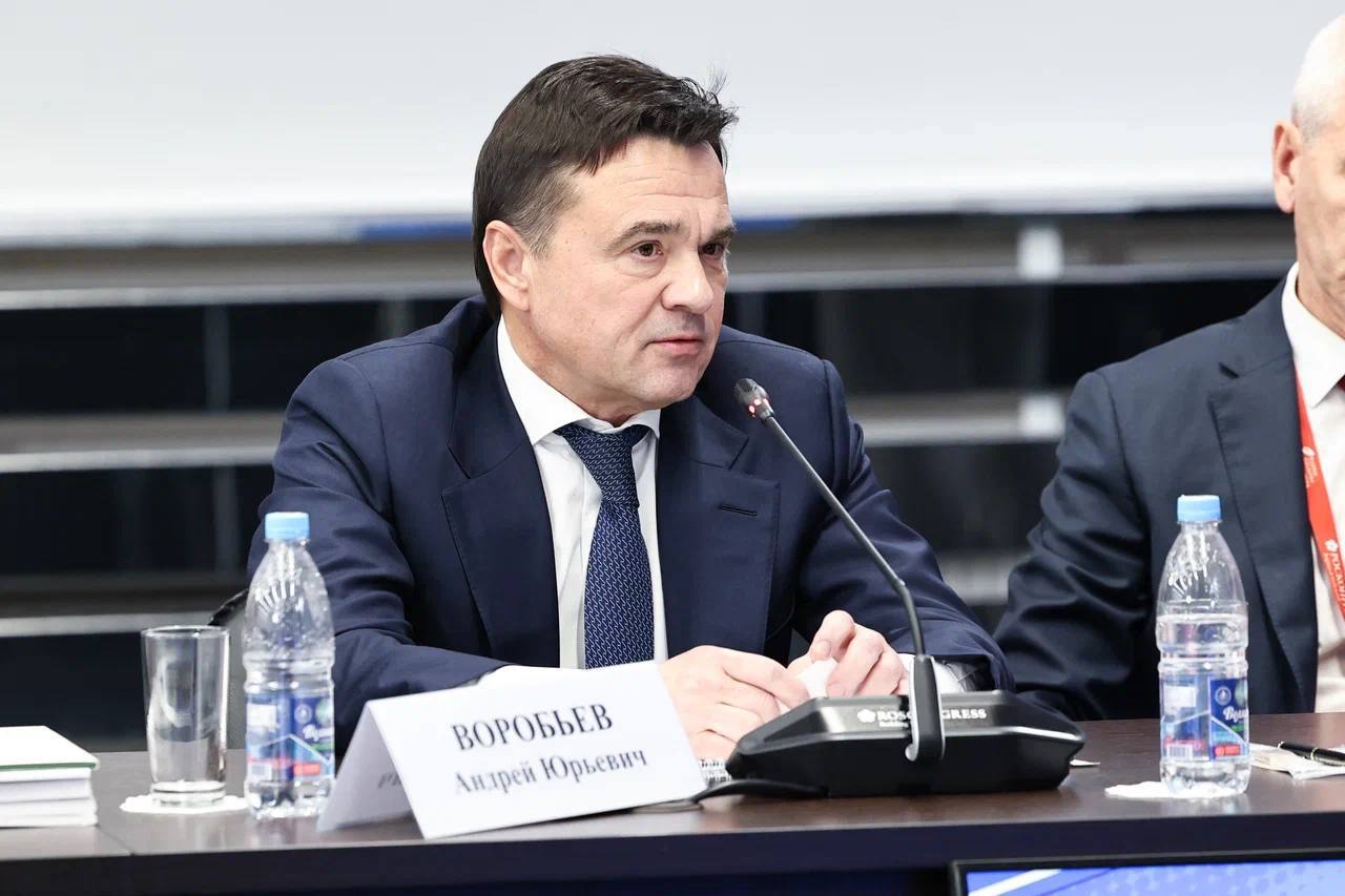 На XIII форуме «Россия – спортивная держава» губернатор Подмосковья Андрей Воробьев, обращаясь к президенту России, представил проекты «Умный ФОК» и «Школьная лига» На XIII форуме «Россия – спортивная держава» губернатор Подмосковья Андрей Воробьев, обращаясь к президенту России, представил проекты «Умный ФОК» и «Школьная лига»