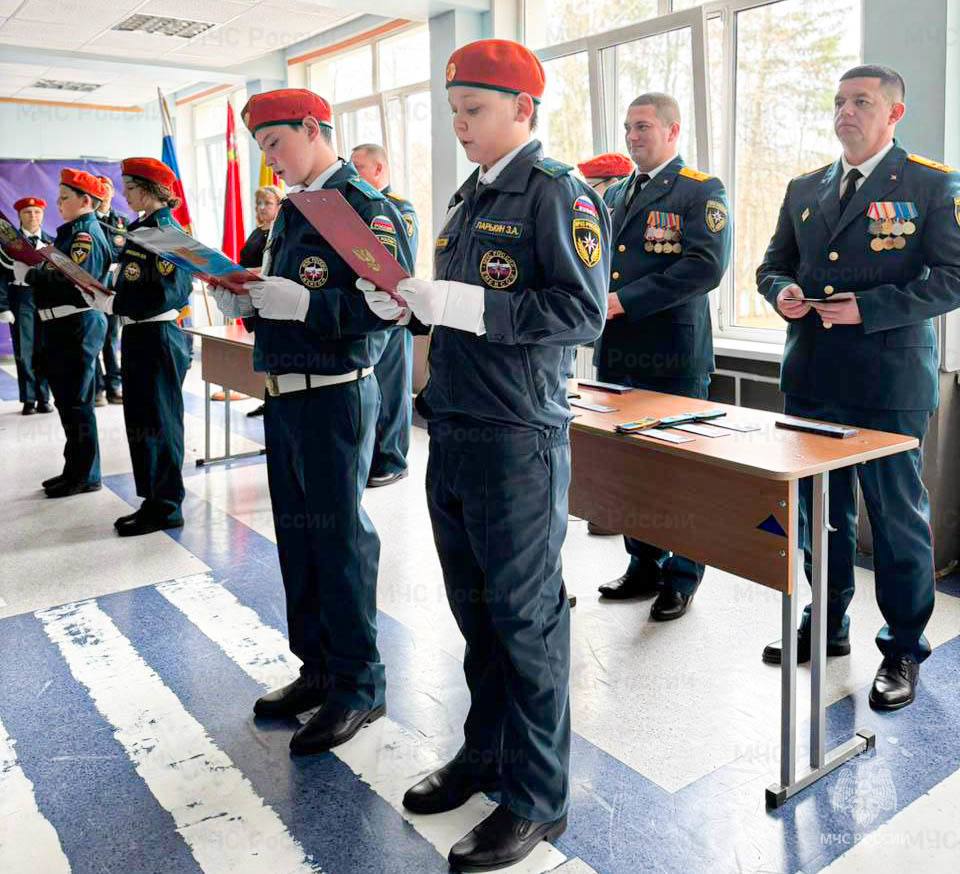 В поселке Белые Столбы в школе торжественно открыт кадетский пожарно-спасательный класс В поселке Белые Столбы в школе торжественно открыт кадетский пожарно-спасательный класс