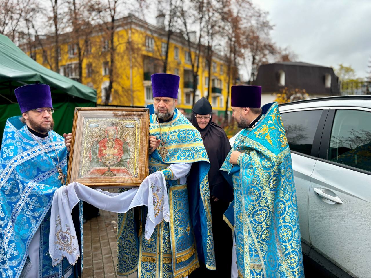 Сегодня в Люберцы был принесён святой список иконы Божией Матери «Неупиваемая Чаша» из Владычнего монастыря Серпухова Сегодня в Люберцы был принесён святой список иконы Божией Матери «Неупиваемая Чаша» из Владычнего монастыря Серпухова