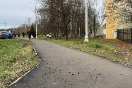В Сергиевом Посаде у районной поликлиники завершились работы по обустройству тротуара