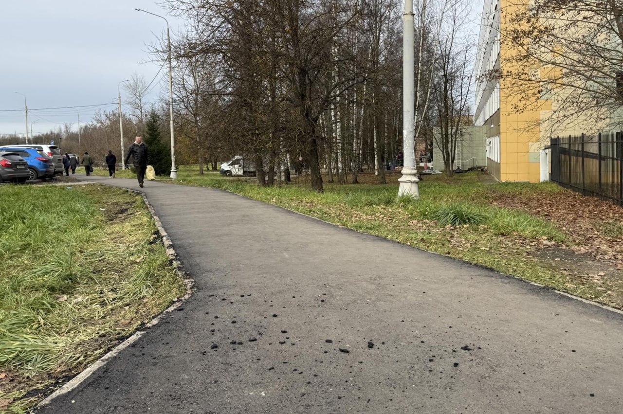 В Сергиевом Посаде у районной поликлиники завершились работы по обустройству тротуара