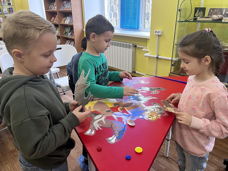 6 ноября в Центральной детской библиотеке дошкольники отправились в экопутешествие «Знакомьтесь: самая тревожная книга» 6 ноября в Центральной детской библиотеке дошкольники отправились в экопутешествие «Знакомьтесь: самая тревожная книга»