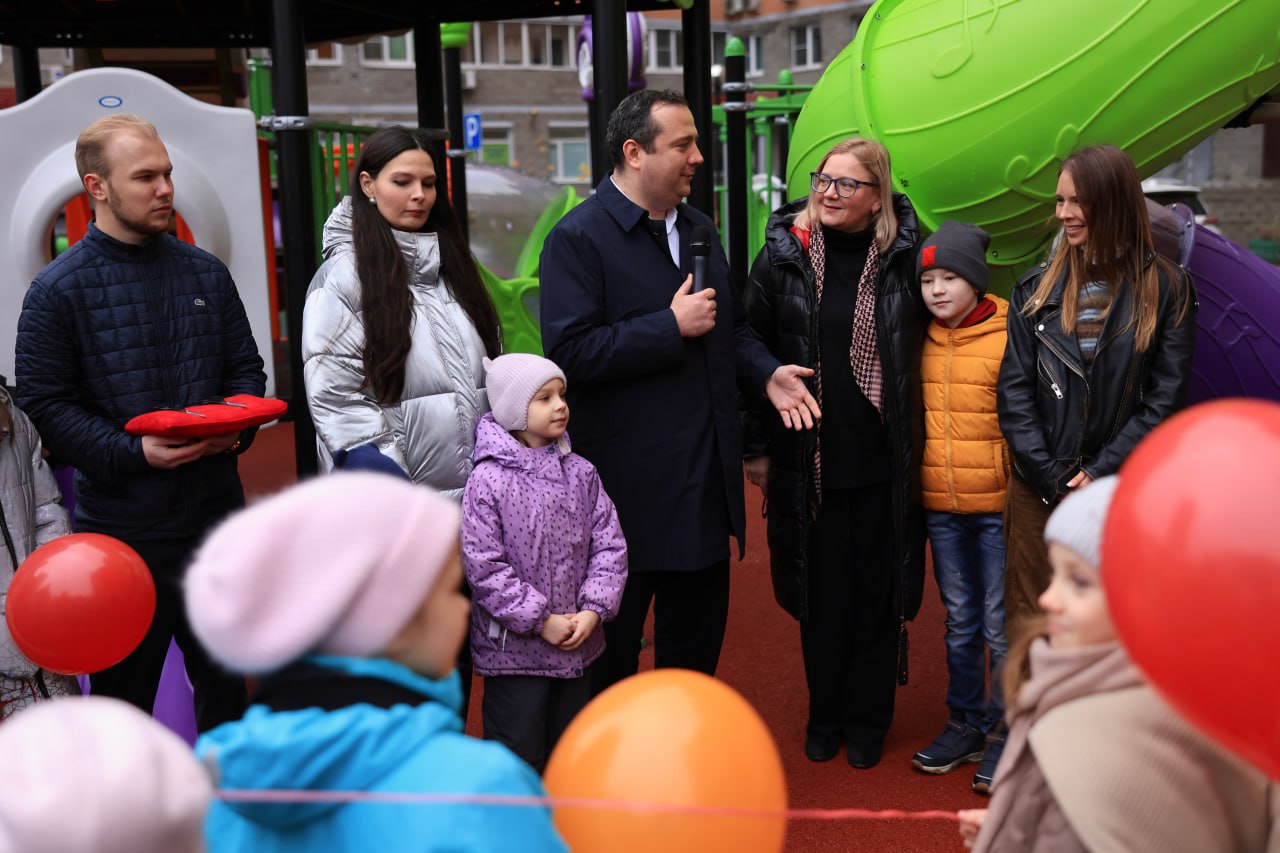 Игорь Трифонов: Сегодня вместе с жителями оценили новый детский игровой комплекс на улице Декабристов, который установили на месте старой площадки совместно с благотворительным фондом «Форпост помощи» Игорь Трифонов: Сегодня вместе с жителями оценили новый детский игровой комплекс на улице Декабристов, который установили на месте старой площадки совместно с благотворительным фондом «Форпост помощи»