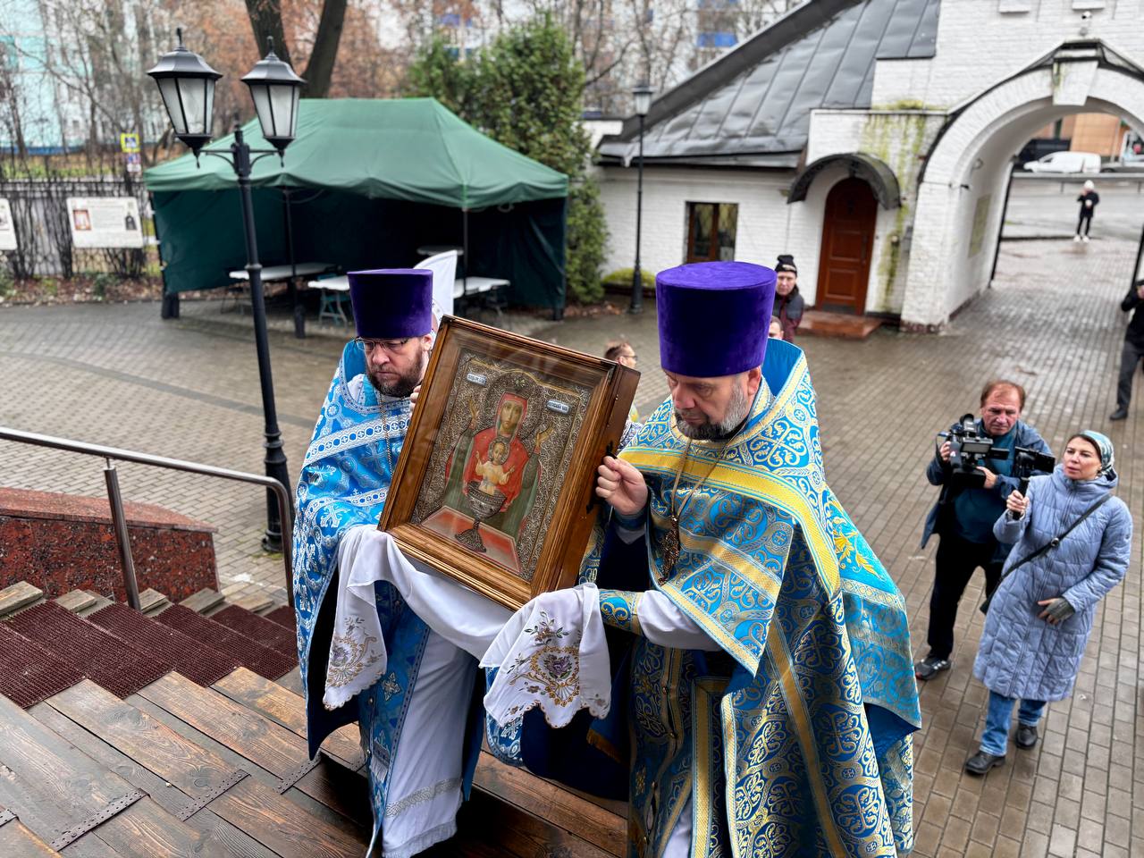 Сегодня в Люберцы был принесён святой список иконы Божией Матери «Неупиваемая Чаша» из Владычнего монастыря Серпухова Сегодня в Люберцы был принесён святой список иконы Божией Матери «Неупиваемая Чаша» из Владычнего монастыря Серпухова