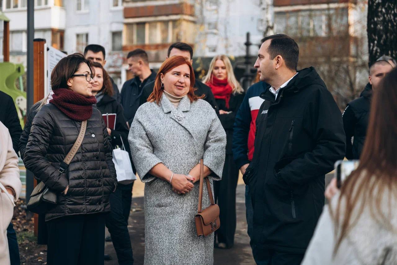 Андрей Булгаков: Вместе с участником СВО Евгением Бородулей и жителями проверили итоги комплексного благоустройства двора на проспекте 60 лет Октября, 2А и 2Б. Работы здесь полностью завершены — обновлённое пространство... Андрей Булгаков: Вместе с участником СВО Евгением Бородулей и жителями проверили итоги комплексного благоустройства двора на проспекте 60 лет Октября, 2А и 2Б. Работы здесь полностью завершены — обновлённое пространство...