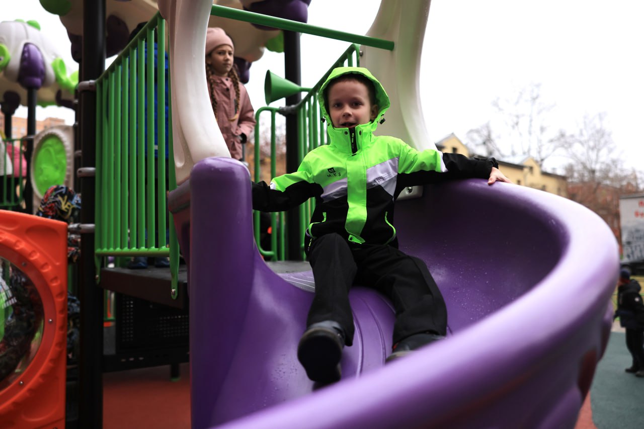 Игорь Трифонов: Сегодня вместе с жителями оценили новый детский игровой комплекс на улице Декабристов, который установили на месте старой площадки совместно с благотворительным фондом «Форпост помощи» Игорь Трифонов: Сегодня вместе с жителями оценили новый детский игровой комплекс на улице Декабристов, который установили на месте старой площадки совместно с благотворительным фондом «Форпост помощи»