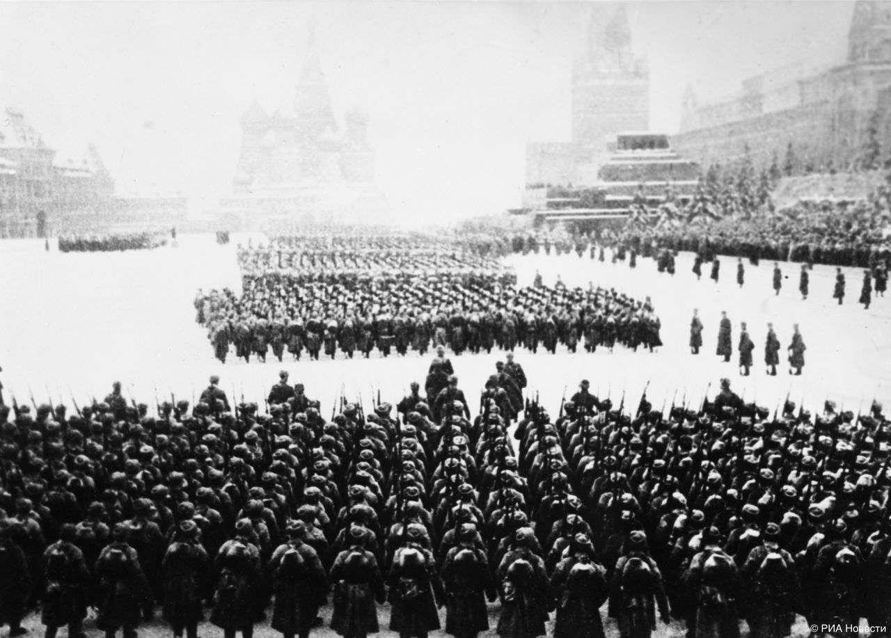 7 ноября 1941 года в Москве состоялся военный парад – прямо с Красной площади бойцы сразу отправлялись на фронт 7 ноября 1941 года в Москве состоялся военный парад – прямо с Красной площади бойцы сразу отправлялись на фронт