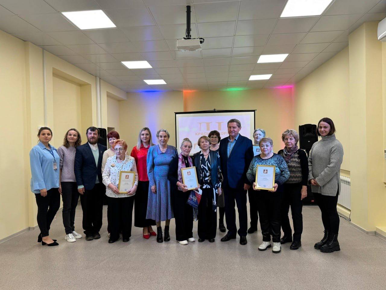 Депутат Московской областной Думы Владимир Барсуков наградил волонтеров Воскресенска