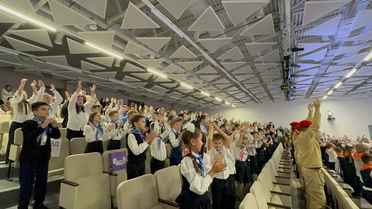 Более 300 учеников Ямской школы вступили в ряды движения «Орлята России» Более 300 учеников Ямской школы вступили в ряды движения «Орлята России»