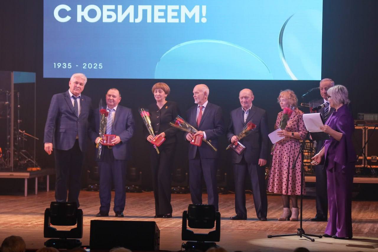 Во Дворце культуры им. Ю.А. Гагарина состоялось торжественное мероприятие, посвященное юбилею Загорского оптико-механического завода Во Дворце культуры им. Ю.А. Гагарина состоялось торжественное мероприятие, посвященное юбилею Загорского оптико-механического завода