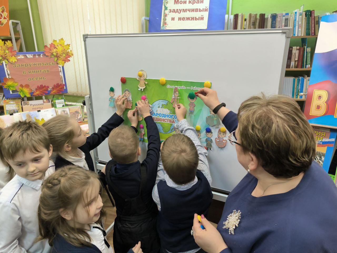 В Чеховской городской библиотеке № 1 прошла игра-викторина «Защитим родную землю!», приуроченная ко Дню народного единства