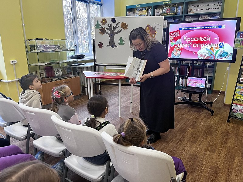 6 ноября в Центральной детской библиотеке дошкольники отправились в экопутешествие «Знакомьтесь: самая тревожная книга» 6 ноября в Центральной детской библиотеке дошкольники отправились в экопутешествие «Знакомьтесь: самая тревожная книга»