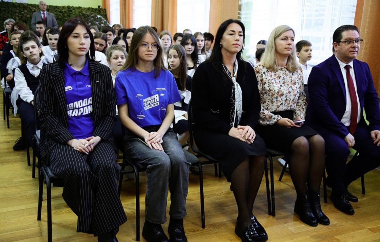 В МОУ «Лицей №6» (здание бывшей школы №5) установили парту Героя участнику специальной военной операции Антону Комиссарову В МОУ «Лицей №6» (здание бывшей школы №5) установили парту Героя участнику специальной военной операции Антону Комиссарову